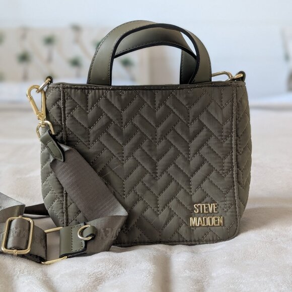 3/$30 Quilted Steve Madden Mini hand bag - Picture 1 of 10